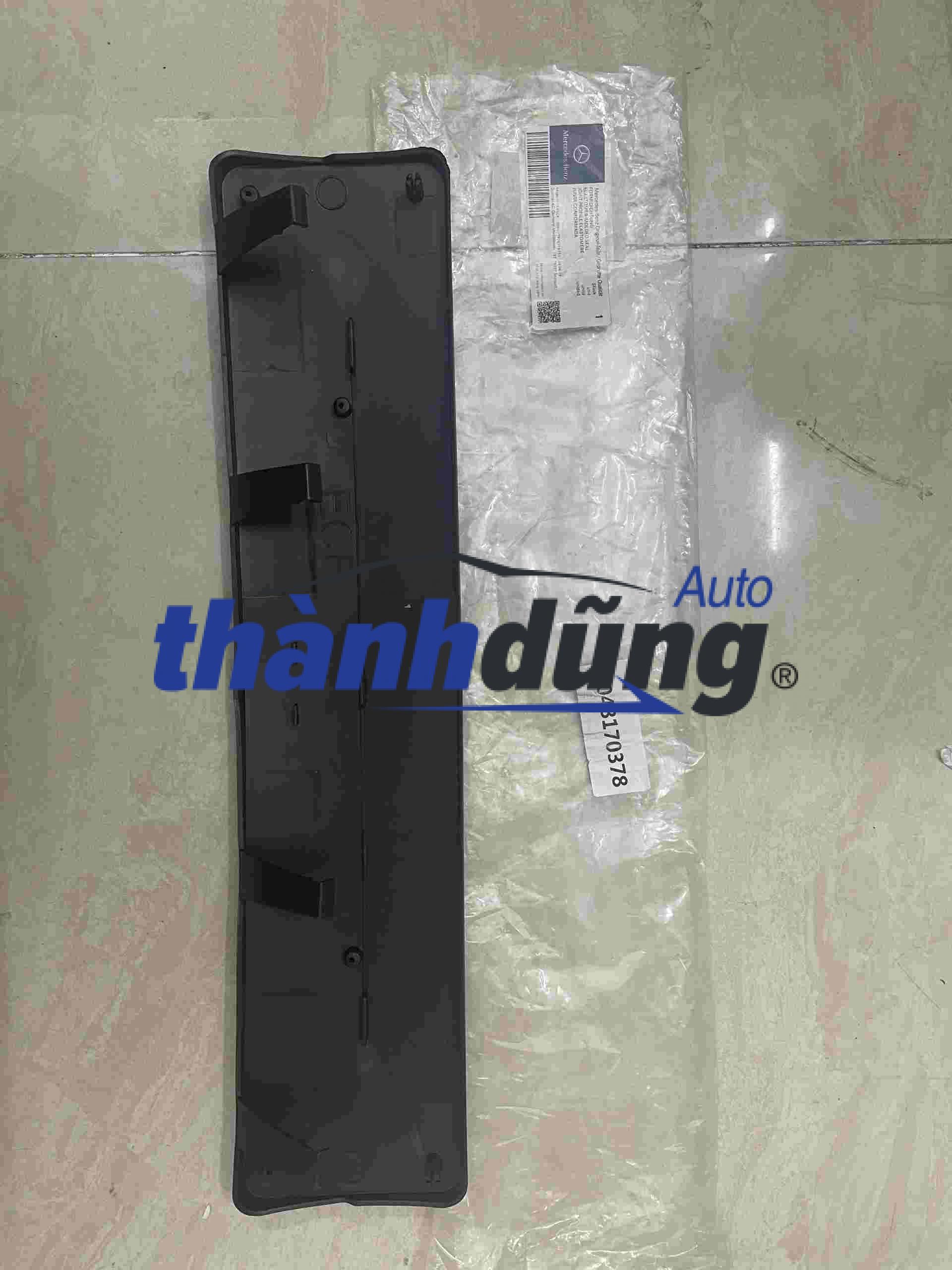 Đế gắn biển số Mercedes C200