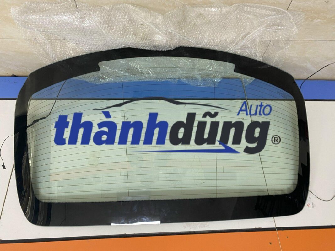 Kính chắn gió sau mercedes s63 amg