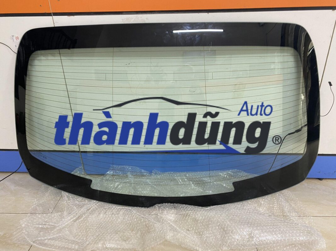 Kính chắn gió sau mercedes s63 amg