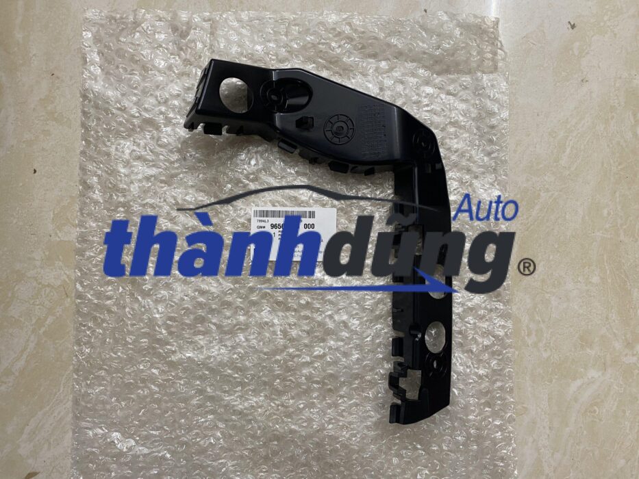 Bát cài cản trước chevrolet colorado