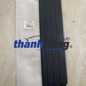 ỐP NHỰA GIỮA BA ĐỜ SỐC TRƯỚC MITSUBISHI TRITON