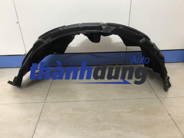 lòng dè chắn bùn bên phải xe nissan navara