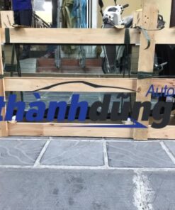 kính chắn gió sau ford everest