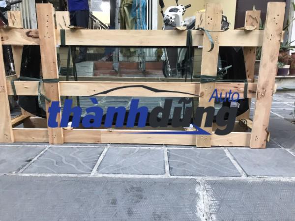 kính chắn gió sau ford everest