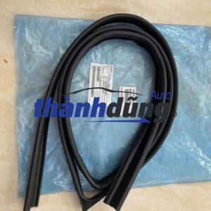 gioăng lên kính trước trái toyota innova 2010 | 68151-0k040