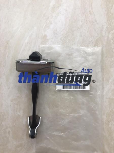 hạn chế cánh cửa sau nissan pathfinder