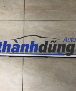 Alternative view of NẸP CHÂN KÍNH TRƯỚC PHẢI HYUNDAI SANTAFE | 82210-S1000