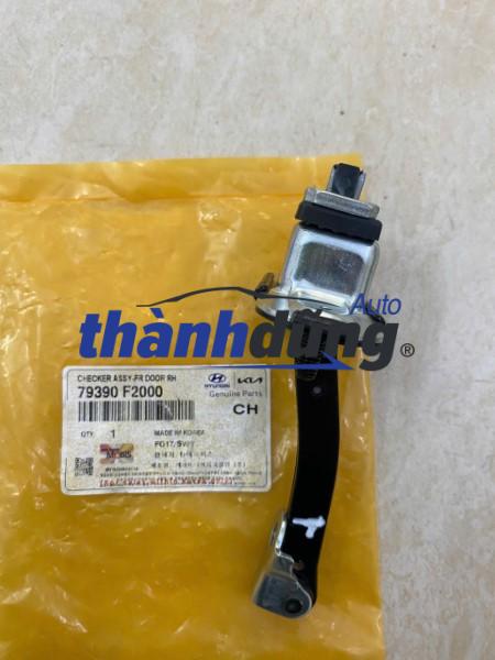 HẠN CHẾ CÁNH CỬA TRƯỚC PHỤ XE HYUNDAI ELANTRA | 79390-F2000