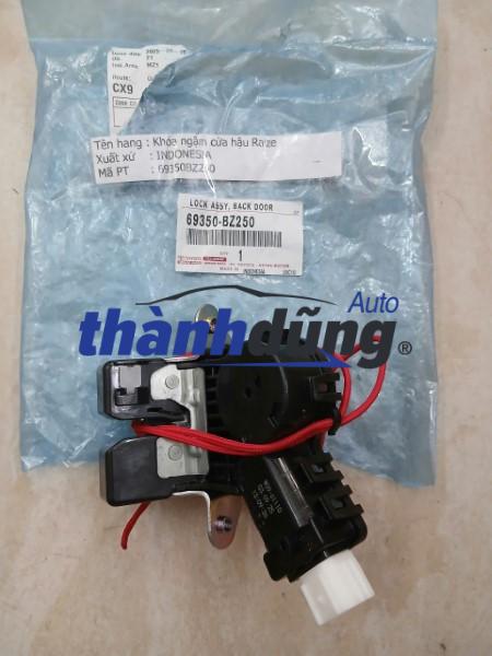 Ổ NGẬM CỬA HẬU XE TOYOTA RAIZE 2024 | 69350BZ250